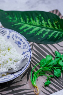 Eski bir tabakta pilav ve haşlanmış yumurta, Tayland yemeği ve Tayland 'da yaygın olan sokak yemekleri..