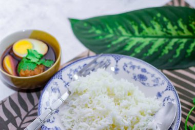 Eski bir tabakta pilav ve haşlanmış yumurta, Tayland yemeği ve Tayland 'da yaygın olan sokak yemekleri..