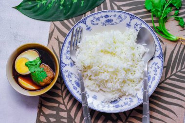 Eski bir tabakta pilav ve haşlanmış yumurta, Tayland yemeği ve Tayland 'da yaygın olan sokak yemekleri..