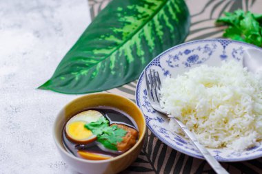 Eski bir tabakta pilav ve haşlanmış yumurta, Tayland yemeği ve Tayland 'da yaygın olan sokak yemekleri..