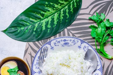 Eski bir tabakta pilav ve haşlanmış yumurta, Tayland yemeği ve Tayland 'da yaygın olan sokak yemekleri..