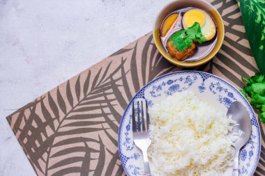 Eski bir tabakta pilav ve haşlanmış yumurta, Tayland yemeği ve Tayland 'da yaygın olan sokak yemekleri..