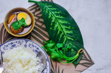 Eski bir tabakta pilav ve haşlanmış yumurta, Tayland yemeği ve Tayland 'da yaygın olan sokak yemekleri..