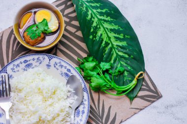 Eski bir tabakta pilav ve haşlanmış yumurta, Tayland yemeği ve Tayland 'da yaygın olan sokak yemekleri..