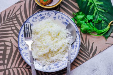 Eski bir tabakta pilav ve haşlanmış yumurta, Tayland yemeği ve Tayland 'da yaygın olan sokak yemekleri..