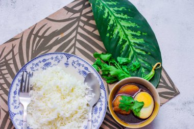Eski bir tabakta pilav ve haşlanmış yumurta, Tayland yemeği ve Tayland 'da yaygın olan sokak yemekleri..