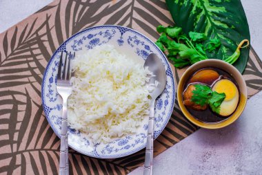 Eski bir tabakta pilav ve haşlanmış yumurta, Tayland yemeği ve Tayland 'da yaygın olan sokak yemekleri..