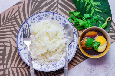 Eski bir tabakta pilav ve haşlanmış yumurta, Tayland yemeği ve Tayland 'da yaygın olan sokak yemekleri..