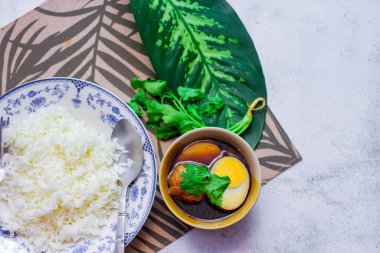Eski bir tabakta pilav ve haşlanmış yumurta, Tayland yemeği ve Tayland 'da yaygın olan sokak yemekleri..