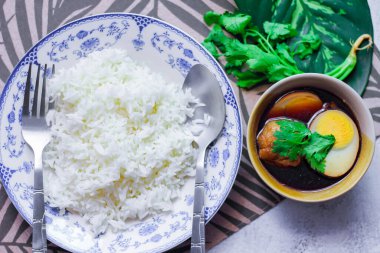 Eski bir tabakta pilav ve haşlanmış yumurta, Tayland yemeği ve Tayland 'da yaygın olan sokak yemekleri..