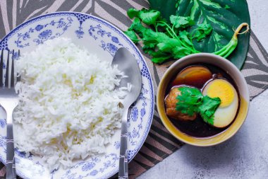 Eski bir tabakta pilav ve haşlanmış yumurta, Tayland yemeği ve Tayland 'da yaygın olan sokak yemekleri..