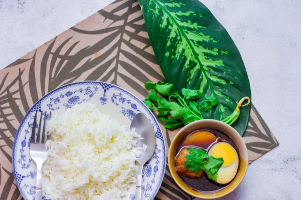 Eski bir tabakta pilav ve haşlanmış yumurta, Tayland yemeği ve Tayland 'da yaygın olan sokak yemekleri..