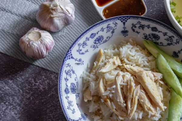 Hainanese Kurczaka Ryż Serwowany Chińskim Stylu Danie Sosem Sojowym Bulionem — Zdjęcie stockowe