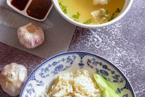 Nasi Ayam Hainan Disajikan Dalam Hidangan Bergaya Cina Dengan Kecap — Stok Foto