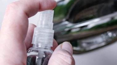 Sterilize etmek için arabanın kapı koluna bir şişe alkol sıktım. Covid-19 salgını sırasında