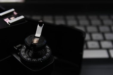 Klasik SLR kamera yakın plan. Kamera ayarlarının denetimi.