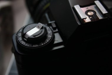 Klasik SLR kamera yakın plan. Kamera ayarlarının denetimi.
