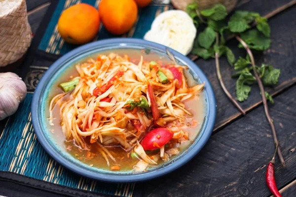 Ensalada Papaya Picante Servida Plato Azul Con Arroz Pegajoso Cubo — Foto de Stock