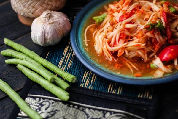 Ensalada Papaya Picante Servida Plato Azul Con Arroz Pegajoso Cubo — Foto de Stock