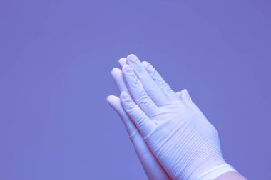 Lastik eldiven takan eller mavi arka planlı 