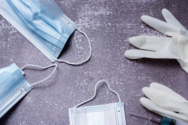 Aşılardan, tıbbi eldivenlerden, şırıngalardan, maskelerden kaynaklanan tıbbi atıklar..