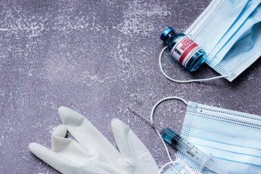 Aşılardan, tıbbi eldivenlerden, şırıngalardan, maskelerden kaynaklanan tıbbi atıklar..