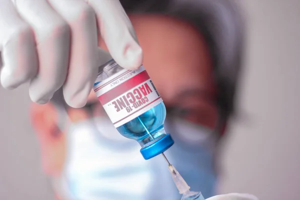 아시아 의사들 Covid 백신을 개발중이다 — 스톡 사진