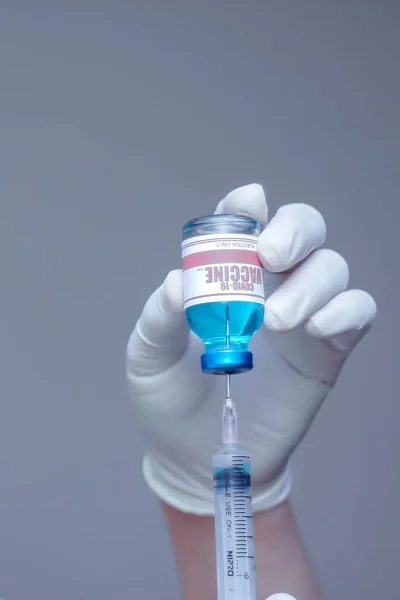 Orvosok Kezei Akik Covid Elleni Védőoltásra Készülnek Gumikesztyűt Viselő Orvos — Stock Fotó