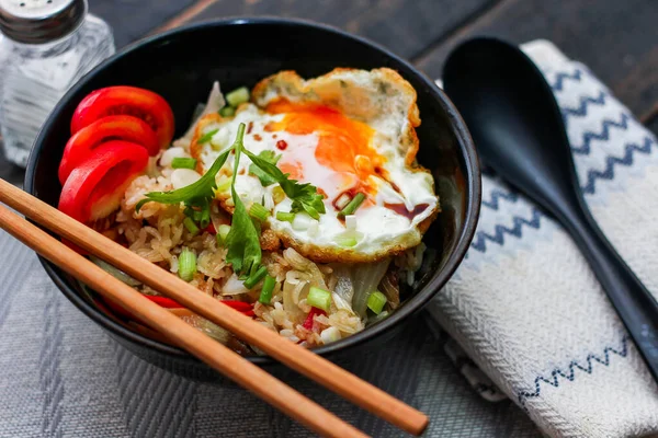 Japanskt Stekt Ris Serverat Svart Skål Med Stekt Ägg Och — Stockfoto