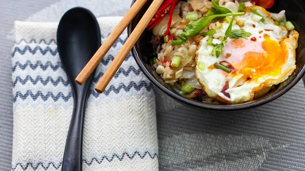 Japanskt Stekt Ris Serverat Svart Skål Med Stekt Ägg Och — Stockfoto