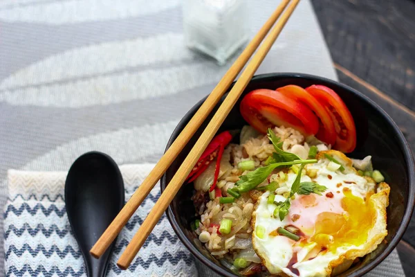 Japanskt Stekt Ris Serverat Svart Skål Med Stekt Ägg Och — Stockfoto