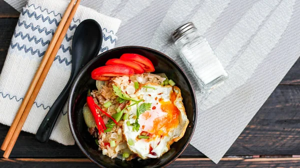 Japanskt Stekt Ris Serverat Svart Skål Med Stekt Ägg Och — Stockfoto