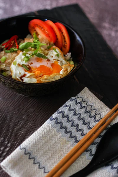 Japanskt Stekt Ris Serverat Svart Skål Med Stekt Ägg Och — Stockfoto