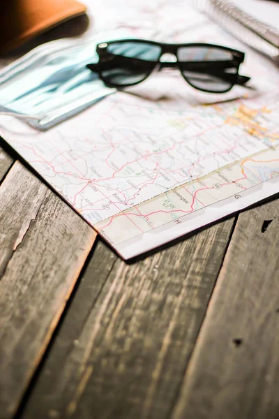 Planejamento Viagens Durante Período Covid Mapas Óculos Sol Cadernos — Fotografia de Stock