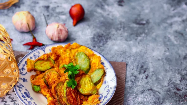 Solanum Melongena Frito Com Ovo Prato Verde Mesa Com Alho — Fotografia de Stock