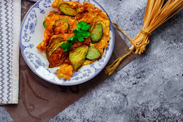 Solanum Melongena Frito Con Huevo Plato Verde Sobre Mesa Con — Foto de Stock