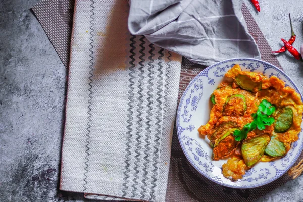 唐辛子とテーブルの上に緑の皿の中で卵と揚げSolanumメロネナ 乾燥唐辛子 — ストック写真