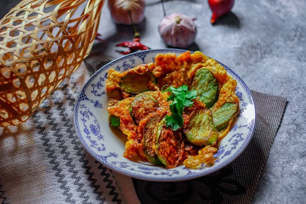 Solanum Melongena Frito Com Ovo Prato Verde Mesa Com Alho — Fotografia de Stock