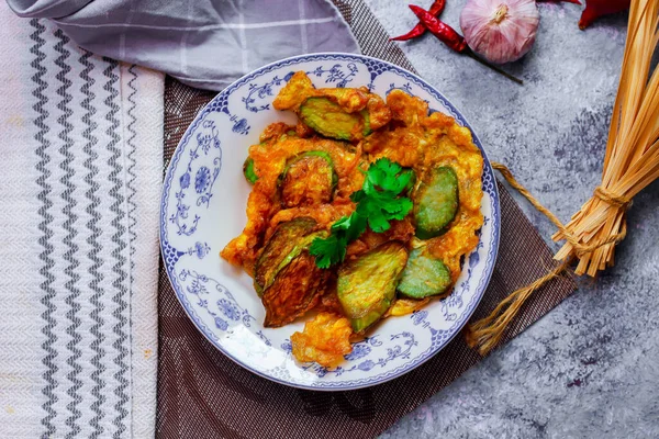 Solanum Melongena Frito Con Huevo Plato Verde Sobre Mesa Con — Foto de Stock