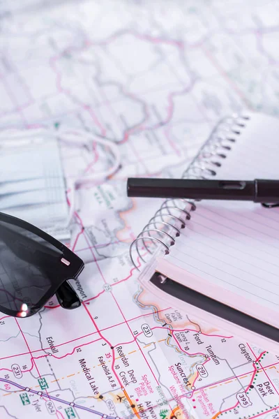 Planowanie Podróży Okresie Covid Mapy Okulary Przeciwsłoneczne Zeszyty — Zdjęcie stockowe