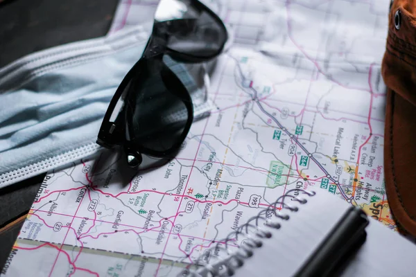 Planowanie Podróży Okresie Covid Mapy Okulary Przeciwsłoneczne Zeszyty — Zdjęcie stockowe