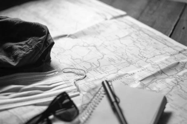 Ταξιδιωτικός Σχεδιασμός Κατά Την Περίοδο Covid Χάρτες Γυαλιά Ηλίου Σημειωματάρια — Φωτογραφία Αρχείου