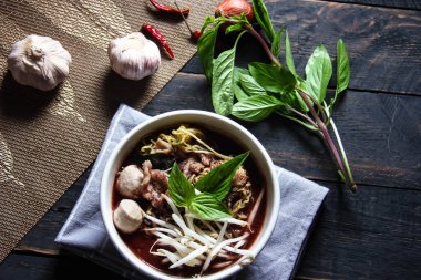 Tayland eriştesi ve domuz eti Tayland 'da yaygın olarak satılan bir sokak yemeğidir. Nam Tok olarak da bilinir.