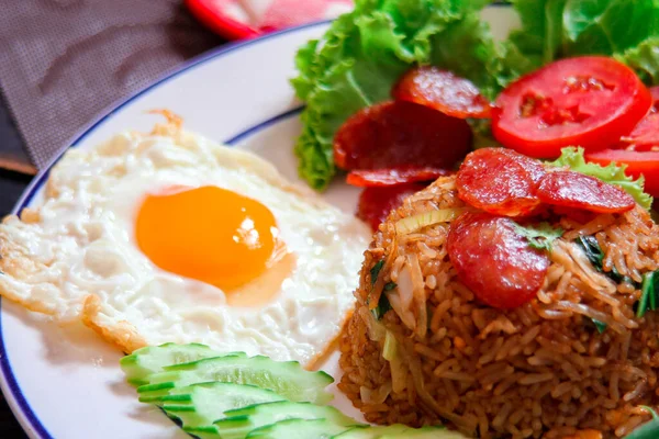 Arroz Frito Con Salchicha China Servido Plato Blanco Con Huevo —  Fotos de Stock