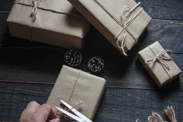 Cadeauverpakking Van Kraftpapier Verpakt Met Bindgaren Het Concept Van Handgemaakt — Stockfoto