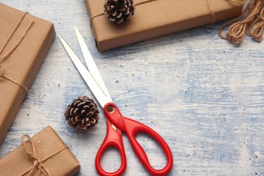 İplikle sarılmış Kraft kağıdından hediye paketi, el yapımı konsept, açık mavi masa üstü.