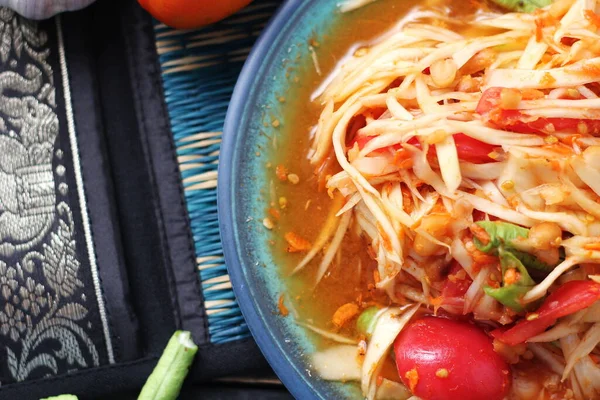 Ensalada Papaya Picante Servida Plato Azul Con Arroz Pegajoso Cubo — Foto de Stock