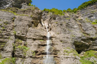 Avrupa 'da, Fransa' da, Auvergne-Rhone-Alpes 'te, Haute-Savoie' de, Sixt-Fer-a-Cheval 'de, yazın, güneşli bir günde.