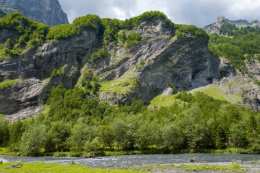 Cirque du Fer-a-Cheval dağlarındaki Giffre Nehri, Avrupa, Fransa, Auvergne-Rhone-Alpes, Haute-Savoie, Sixt-Fer-a-Cheval, yazın güneşli bir günde.