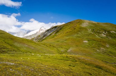 Valle d Aosta dağları, Avrupa, İtalya, Aosta Vadisi, yazın güneşli bir günde.